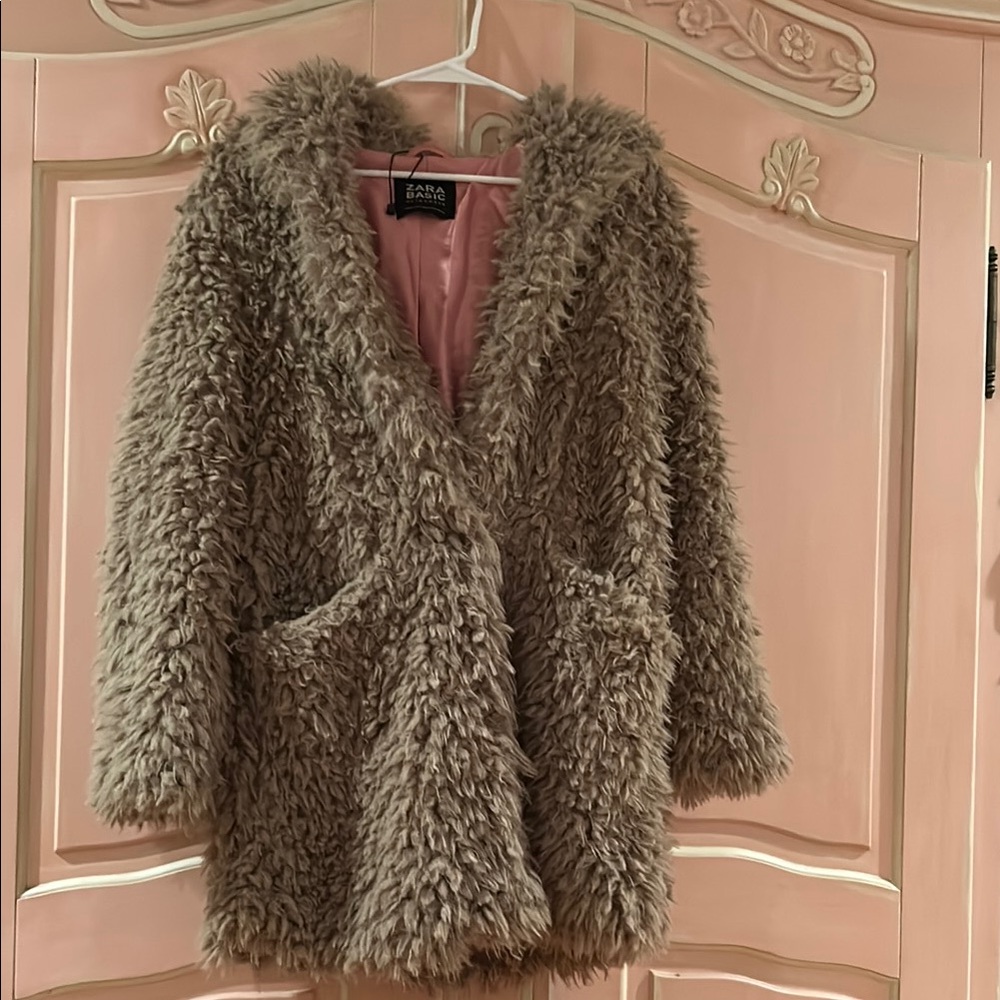 ZARA Basics NWOT Faux Fur Hooded Tan Jacket. Adorable! Pink lining. Pockets, M